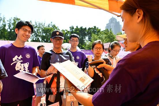 2019年8月31日，济南，山东大学，从各地赶来的新生在学长们的帮助下报到。视觉中国 图