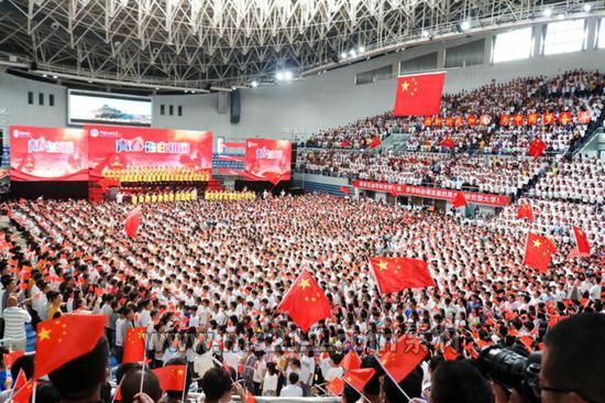 7000余名中国石油大学（华东）师生唱响赞歌（孙萌/摄）