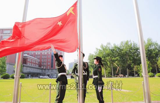 对外经济贸易大学国旗护卫队用行动向祖国告白 （贸大国旗护卫队/摄）