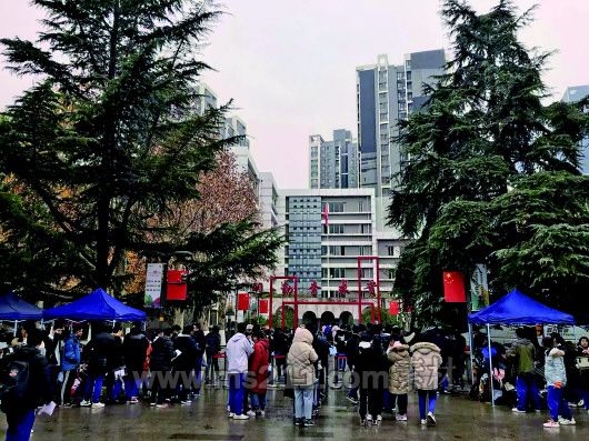 11月30日,山东新高考模拟考首日,山东师范大学附属中学考点,考生在排队等待安检。　齐鲁晚报·齐鲁壹点记者　徐玉芹　摄